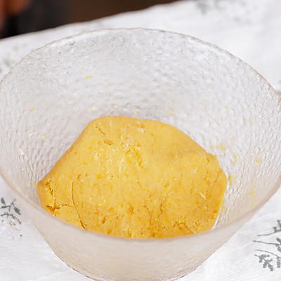 一道中式改良版的紅薯布丁，老人寶寶都能吃的小布丁